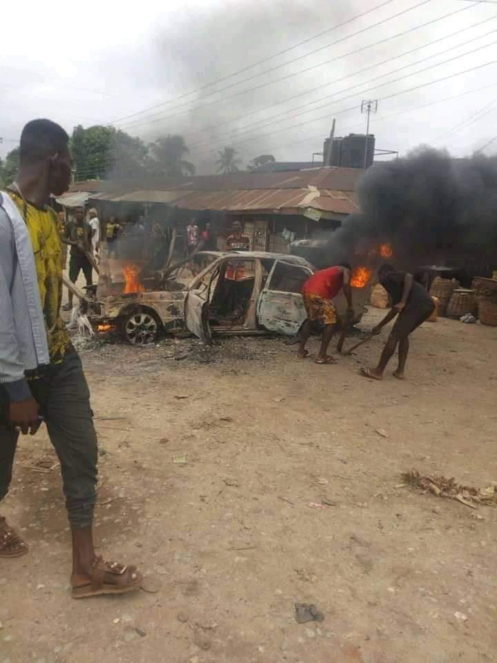 Angry Youth Sets Police Van Ablaze in Aba after a Police Officer Allegedly Killed a Keke Rider at Uratta Junction