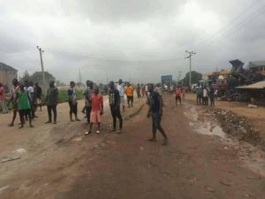 Angry youths protesting against the killing of a Keke rider at Uratta junction in Aba