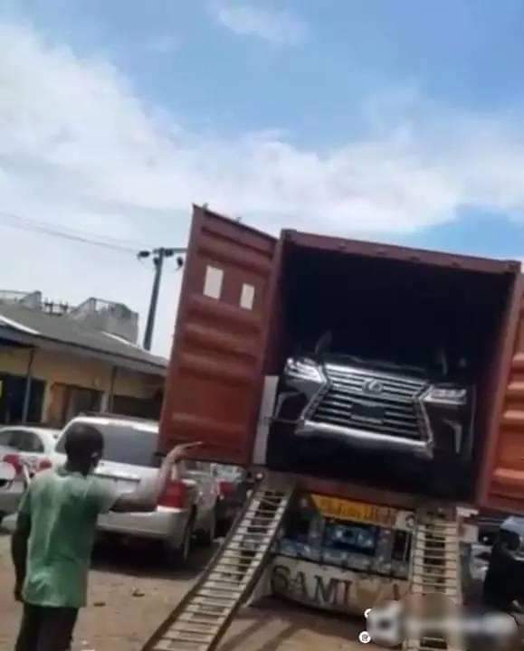 Offloading of the brand new Lexus LX 2020 recently bought by Flavour