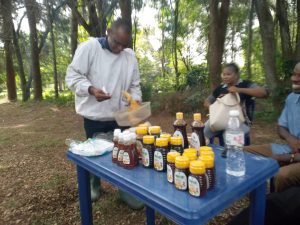 Kingsley Nwaogu displaying freshly-harvested Makizi Raw Honey 